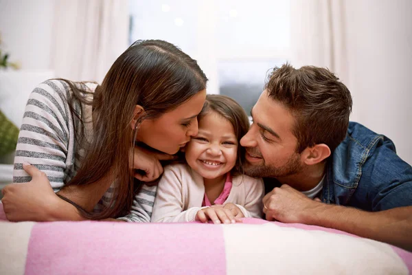 Ist Unser Besonderer Schatz Eine Glückliche Familie Die Hause Zeit — Stockfoto