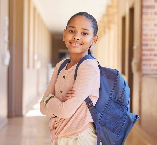 Mochila Feliz Retrato Uma Menina Escola Corredor Para Educação Bolsa — Fotografia de Stock