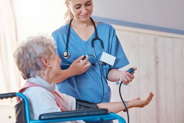 Seniorin Glücklicher Arzt Oder Blutdruck Für Gesundheitsversorgung Medizinisches Wohlbefinden Oder — Stockfoto
