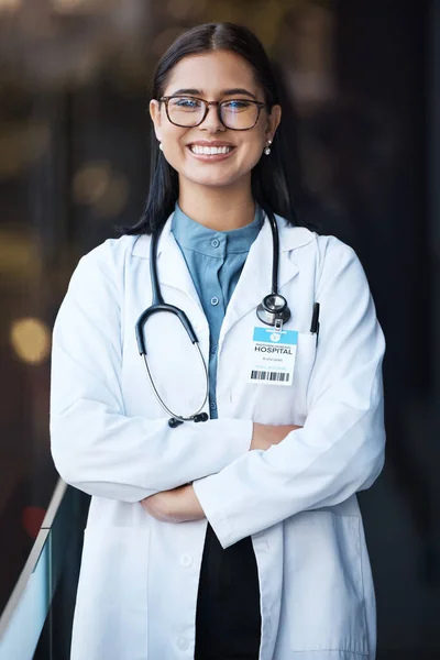 Gezondheidszorg Dokter Portret Van Vrouw Met Glimlach Bril Ziekenhuislobby Een — Stockfoto