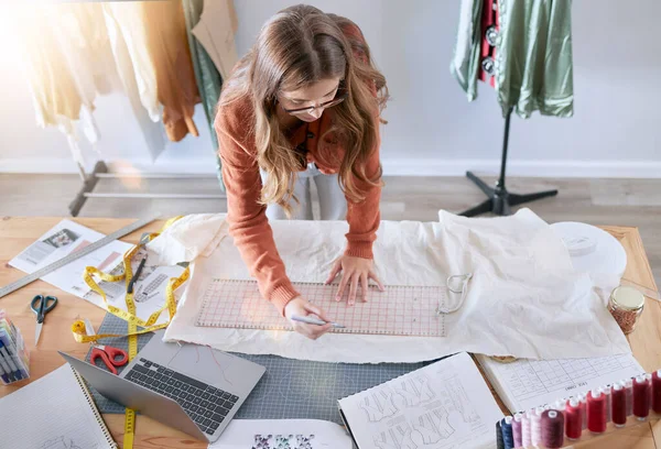 Moda Designer Mulher Tecido Com Ferramentas Costura Fita Métrica Laptop — Fotografia de Stock