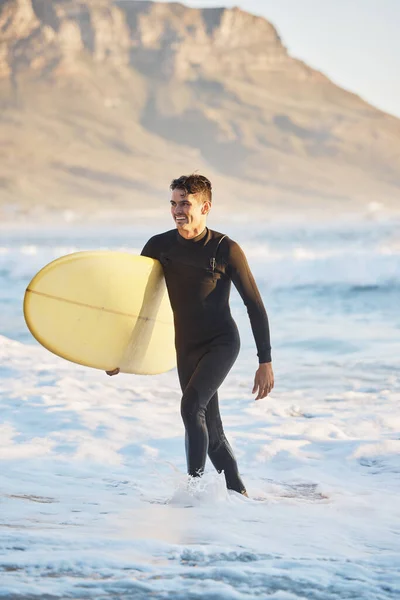 Deportes Surf Hombre Caminando Desde Océano Con Sonrisa Tabla Surf — Foto de Stock