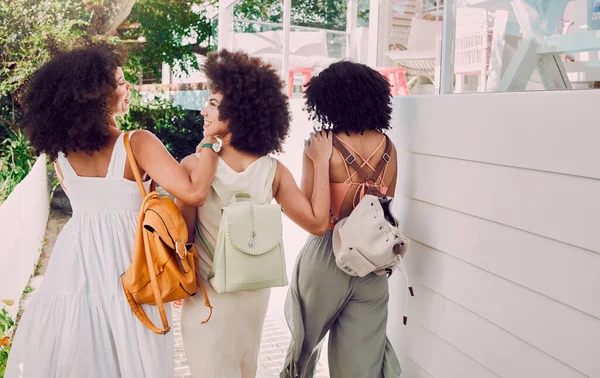 友人グループ 黒の女性とバックパックを持ちながら歩くと 話や都市の冒険を一緒に旅行 幸せな女性 都市の休暇に歩くと会話 休日とイスタンブール地下鉄でのバックパッキング — ストック写真
