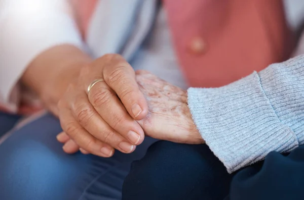 Starsza Kobieta Trzymająca Się Ręce Zbliżająca Się Siebie Pomoc Troska — Zdjęcie stockowe