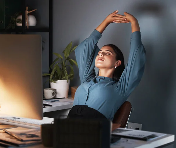 Επιχειρηματίας Τεντώνεται Κουρασμένος Νύχτα Στο Γραφείο Κούραση Αργά Σχεδιάζει Online — Φωτογραφία Αρχείου