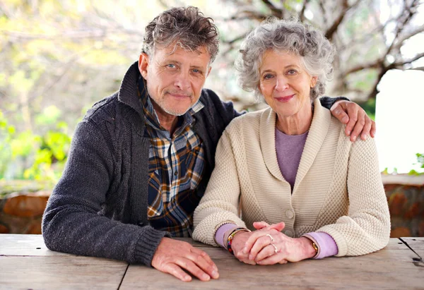 Tillbringa Avslappnad Morgon Tillsammans Porträtt Ett Kärleksfullt Äldre Par Som — Stockfoto