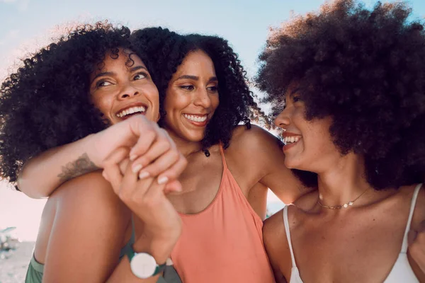 Siyahi Kadınlar Rahatlayın Arkadaşlar Sahilde Sarılın Eğlenin Kaynaşın Seyahat Özgürlük — Stok fotoğraf