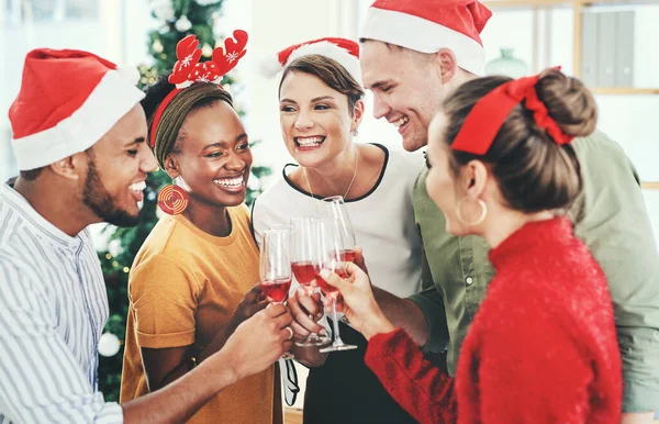 Noel Partisi Ofis Adamları Kızarmış Ekmek Gülümseme Birlikte Mutlu Xmas — Stok fotoğraf
