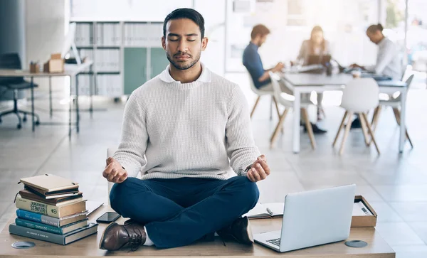 Meditasyon Rahatlama Adamı Bilgisayarlı Kitaplı Ofis Masasında Çalışma Anlayışı Sağlık — Stok fotoğraf