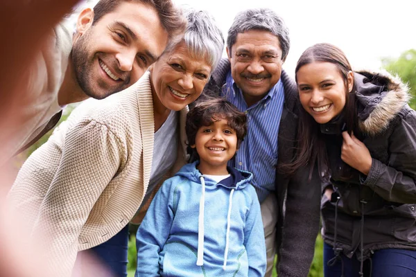 Son Una Familia Muy Unida Una Familia Multigeneracional Posando Para —  Fotos de Stock