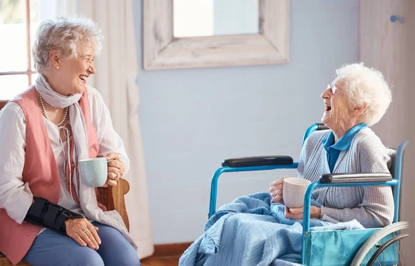 コーヒー シニア女性や友人は信頼 愛とケアで面白い話のために笑う 高齢者の女性 車椅子や会話と障害者の女性 老人ホームで一緒に幸せな笑顔と結合 — ストック写真