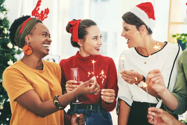 Noel Parti Işadamları Kutlama Şampanya Şenlik Sezonu Için Ofiste Çeşitlilik — Stok fotoğraf