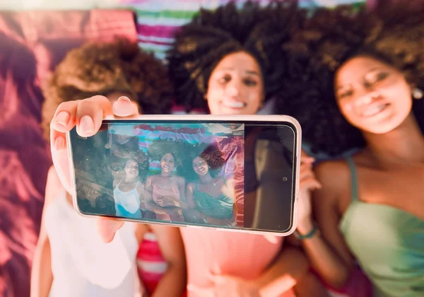 Mulher Amigos Telefone Para Selfie Grupo Verão Relaxar Para Amizade — Fotografia de Stock
