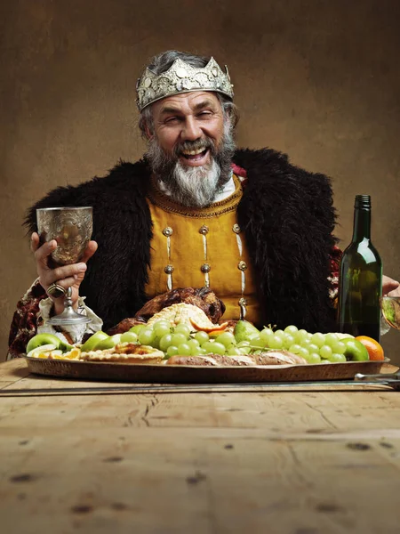 Begleiten Sie Mich Einem Königlichen Festmahl Ein Reifer König Schlemmt — Stockfoto