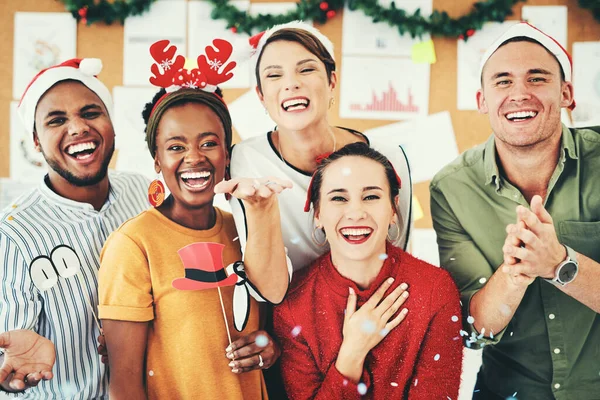 Portre Ofis Bir Noel Partisindeki Insanlar Tatil Kutlamalarında Çeşitliliği Olan — Stok fotoğraf