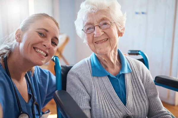 Verpleegster Portret Glimlach Medische Voor Ouderenzorg Bejaardentehuis Bezoek Van Arts — Stockfoto
