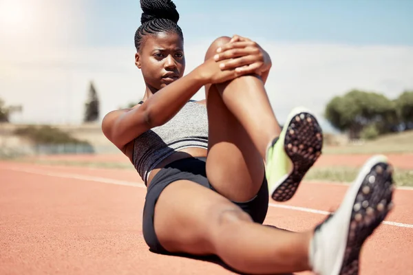 Siyah Bir Kadın Stadyumdaki Yarış Pistinde Koşucu Esneme Antrenman Odaklı — Stok fotoğraf