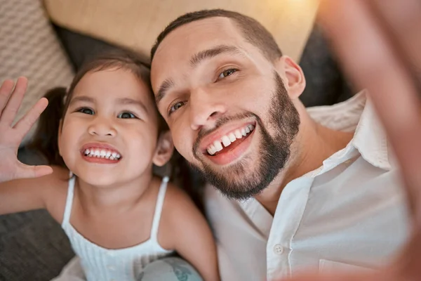 Happy Dítě Otec Berou Selfie Jako Vzpomínku Sociální Média Úsměvem — Stock fotografie