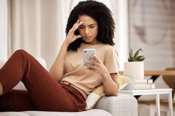 Stress Hoofdpijn Telefoon Door Een Vrouw Een Bank Met Angst — Stockfoto