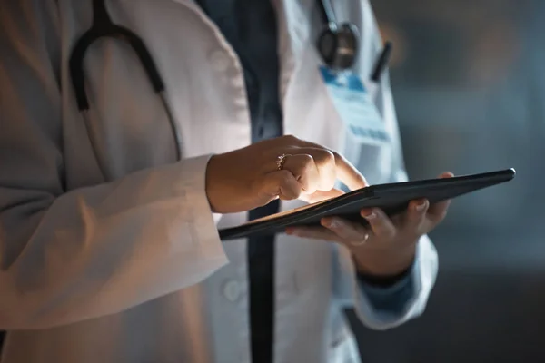 Arzthände Tablet Und Nachtforschung Krankenhausbüro Für Online Beratung Oder Telemedizin — Stockfoto