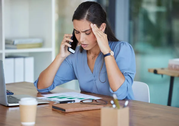 Llamada Telefónica Estrés Mujer Negocios Con Documentos Para Dolor Cabeza — Foto de Stock