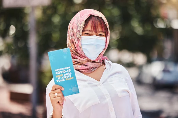 근육질 여성의 세계적 안전을 정보를 수집하고 히잡으로 가리개를 코로나 바이러스 — 스톡 사진