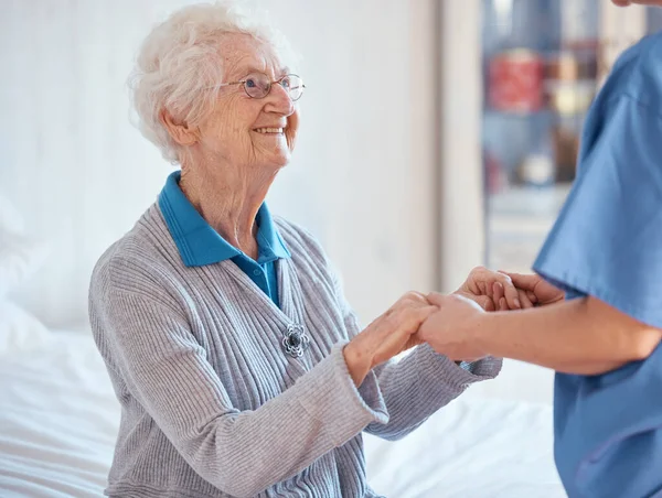 Пожилая Женщина Медсестра Держащаяся Руки Поддерживающая Дом Престарелых Медицинским Осмотром — стоковое фото