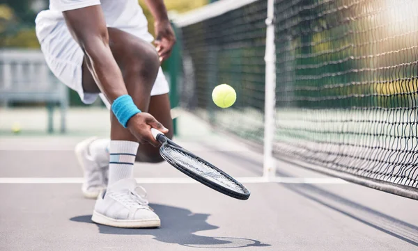Tenis Fitness Czarny Człowiek Ręce Odkrytym Boisku Sportowym Gra Robi — Zdjęcie stockowe