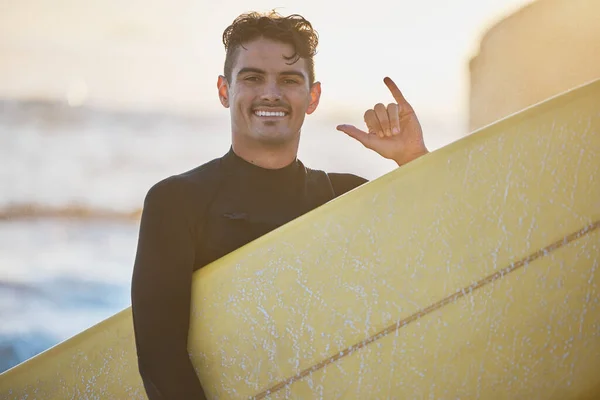 Mann Surfer Und Shaka Strandporträt Mit Surfbrett Lächeln Oder Hängen — Stockfoto