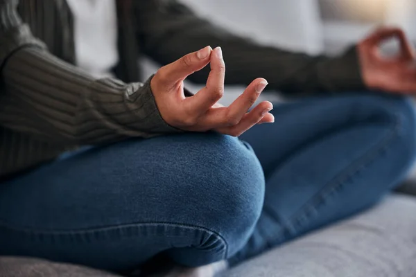 Meditasyon Nilüfer Çiçekli Eller Evde Yoga Yapan Kadın Pozitif Enerji — Stok fotoğraf