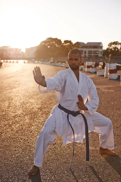 Befejezi Kata Ját Egy Fiatal Karate Profi Gyakorló Miközben Visel — Stock Fotó