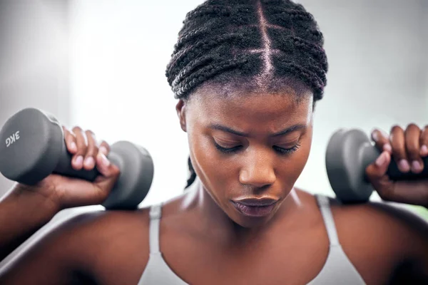 Μαύρη Γυναίκα Βαριοπούλες Και Γυμναστήριο Εστίαση Δυνατό Σώμα Για Υγεία — Φωτογραφία Αρχείου