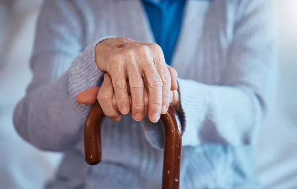 Hände Stock Und Invalidität Bei Einer Seniorin Die Allein Hause — Stockfoto