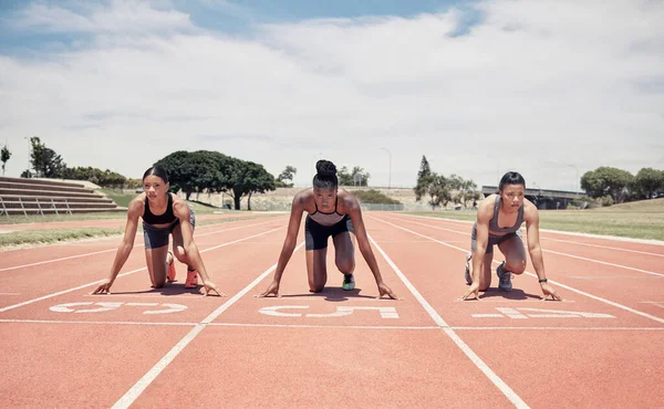 Maraton Hazır Sporcu Kadınlar Grubu Veya Bir Stadyum Yarış Pistinde — Stok fotoğraf