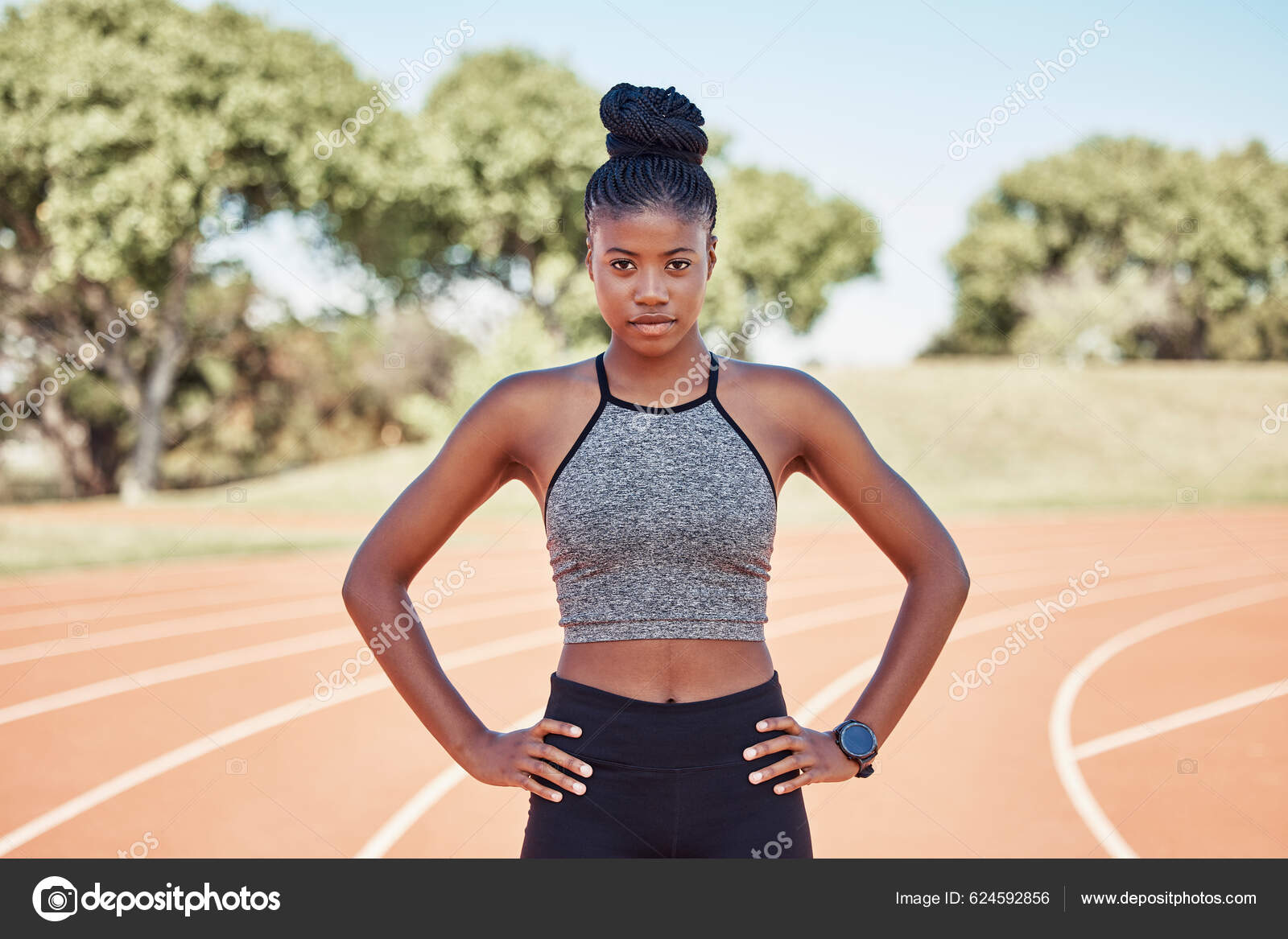 Fitness esportivo e mulher negra com dor nas costas no parque para  exercícios de corrida e