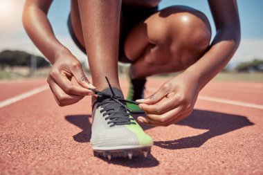 Spor, kravat bağcıkları dantelli ya da siyah kadın koşucu koşu antrenmanı, sağlık ya da yarış pistinde spor, maraton ya da etkinlik için. Spor egzersizi ya da antrenman için sağlık, el ya da erkek sporcu.