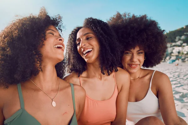 Happy Teman Atau Wanita Kulit Hitam Dengan Senyum Pantai Untuk — Stok Foto