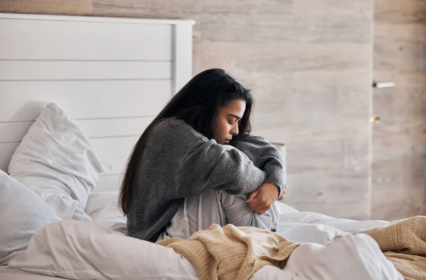 沮丧和女人在卧室里有压力的想分手 伤心或精神健康问题 在家里因失眠 焦虑或记性差而离婚 压力大或情绪低落的女孩 — 图库照片