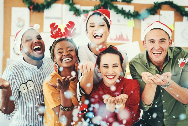 Natal Escritório Pessoas Negócios Soprando Confete Divertindo Juntos Retrato Festa — Fotografia de Stock