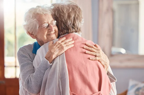 快適さと高齢者の女性は 思いやりとケアのために老人ホームに抱擁 一緒に幸せな退職を楽しむために抱擁し 抱擁し 結合する愛 サポートと高齢者の女性の親友 — ストック写真
