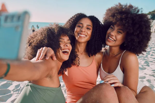 夏の自撮り ビーチ 黒人女性の友人は休暇 週末旅行を一緒に楽しむ 海でのソーシャルメディアの写真のための幸福 海と人々のグループの笑顔 笑いと楽しさ — ストック写真