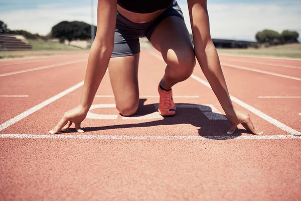 Zenci Kadın Atlet Elleri Yarışa Başlamak Için Pist Üzerinde Koşuyor — Stok fotoğraf