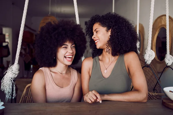 Кафе Общение Черная Женщина Друзья Смешной Разговор Говорить Счастливы Вместе — стоковое фото