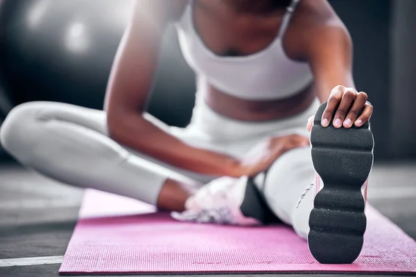 Γυμναστική Γυμναστήριο Και Μαύρη Γυναίκα Που Τεντώνει Πόδια Στο Πατάκι — Φωτογραφία Αρχείου