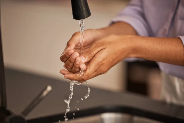 Mycie Rąk Umywalka Woda Pielęgnacji Rąk Zdrowia Higieny Domu Osoba — Zdjęcie stockowe
