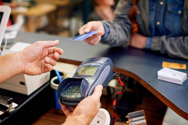Cep Telefonu Ödemeleri Kolaylaştı Müşteri Siparişlerini Bir Kafede Kredi Kartı — Stok fotoğraf