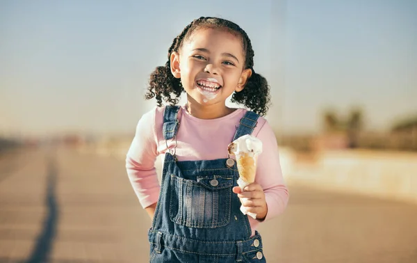 Yaz Dondurma Güler Yüzlü Caddelerde Salya Sümük Yürüyen Çocuk Portresi — Stok fotoğraf