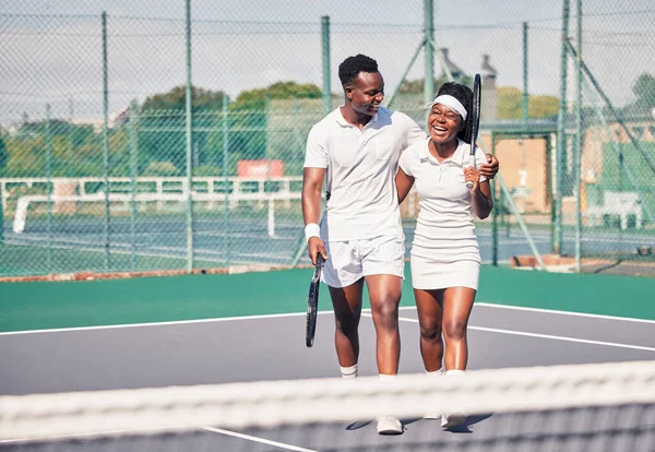Tennis Couple Noir Sur Terrain Pour Entraînement Sourire Heureux Ensemble — Photo