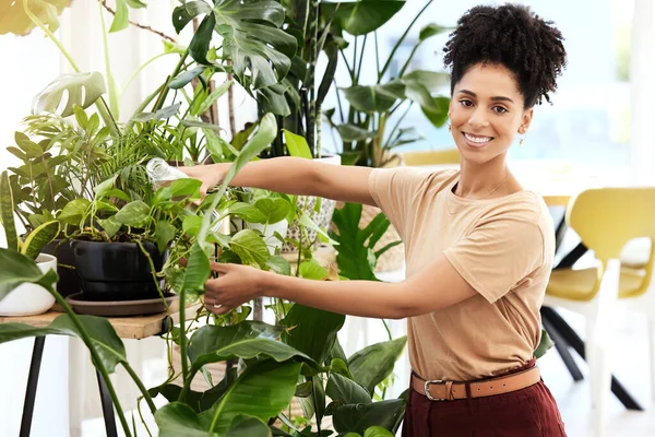 黑人妇女 肖像画和水生植物 生态友好 快乐的微笑促进成长 发展和可持续发展 年轻女性 家庭中的水栽和植物保护 幸福和生态自豪 — 图库照片