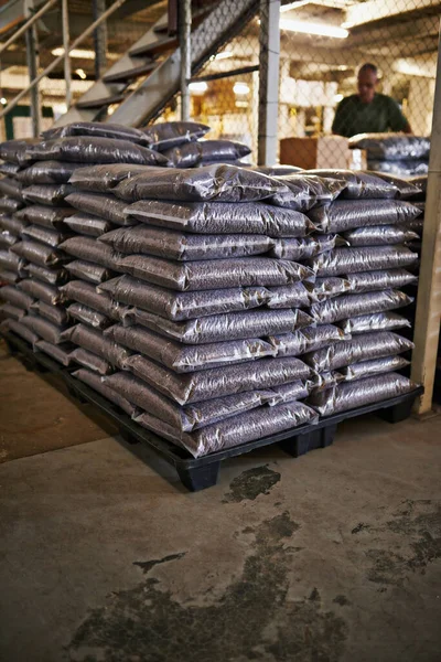 世界需要咖啡 我们供应咖啡 仓库里的一袋咖啡豆 — 图库照片